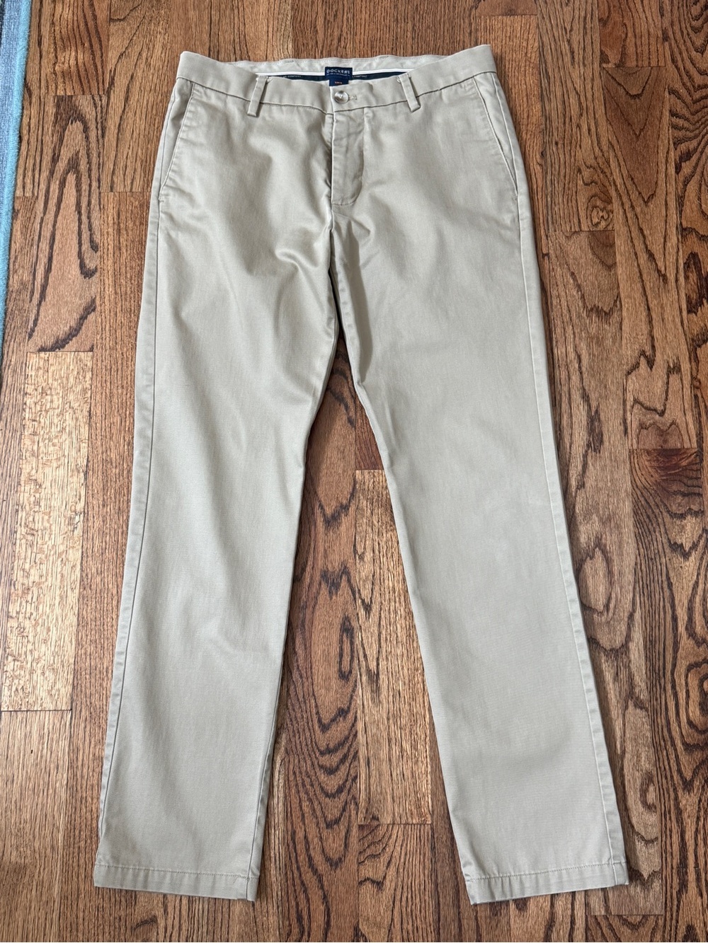 Dockers Men's Straight Chino Pants in Light Khaki 33/32